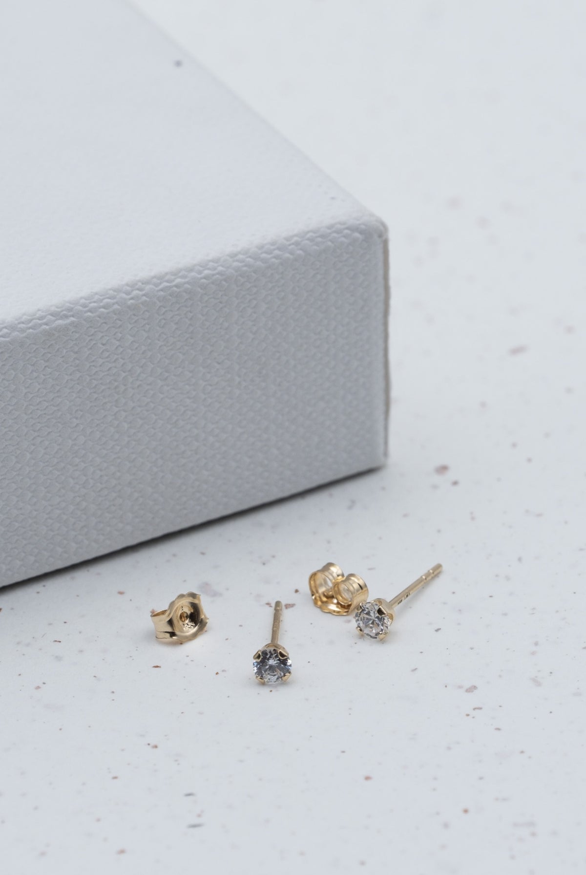 zlaty piercing se zirkonem