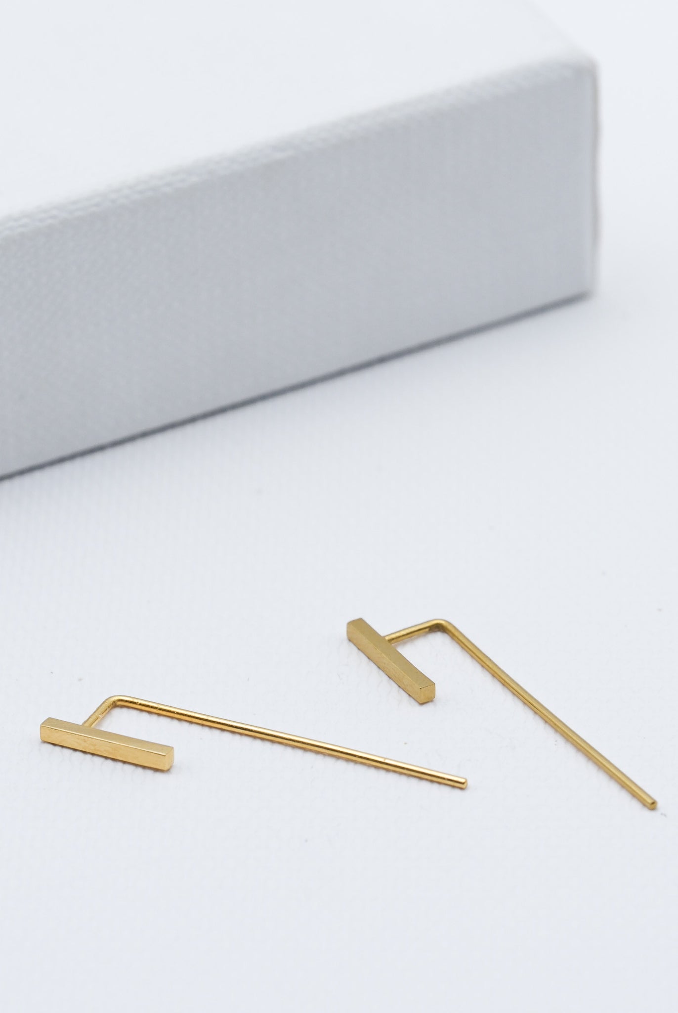 minimalistické pozlacené visaci geometrické nausnice