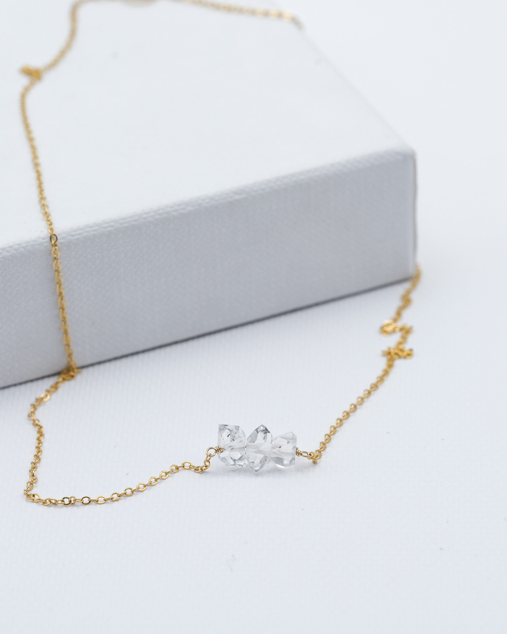 pozlacený náhredelník s diamantem