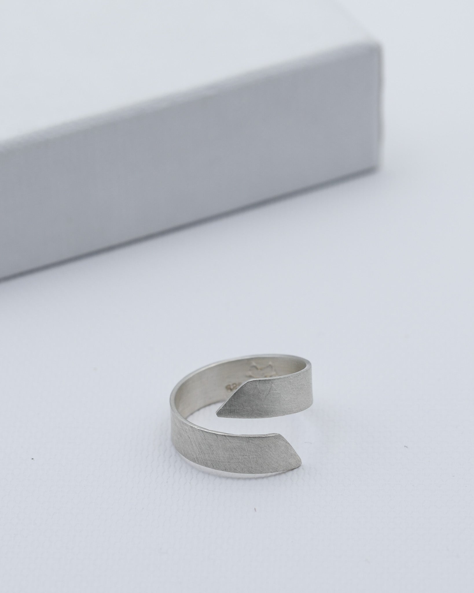 stribrny prsten vlna