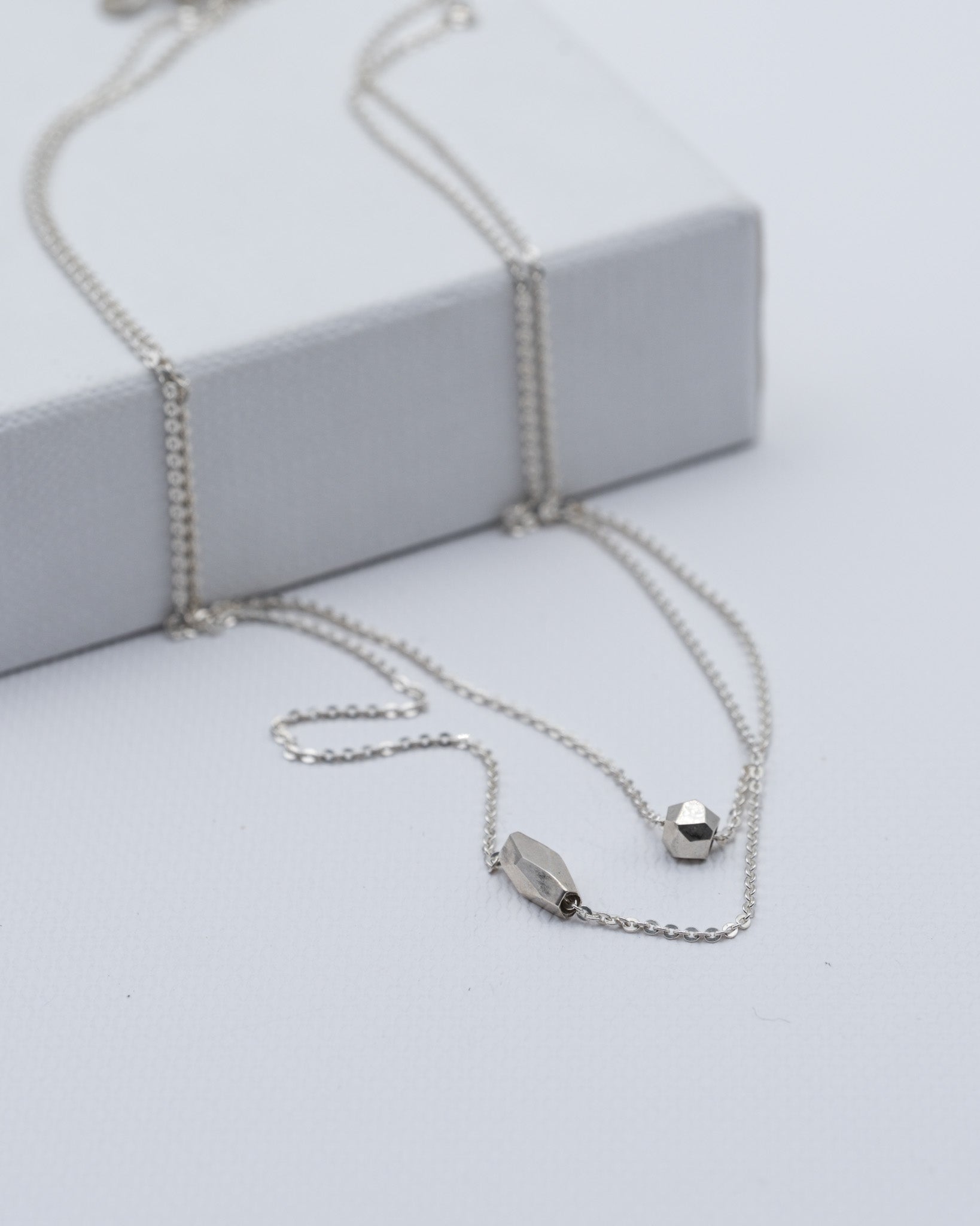 originalni stribrny nahrdelnik s privesky