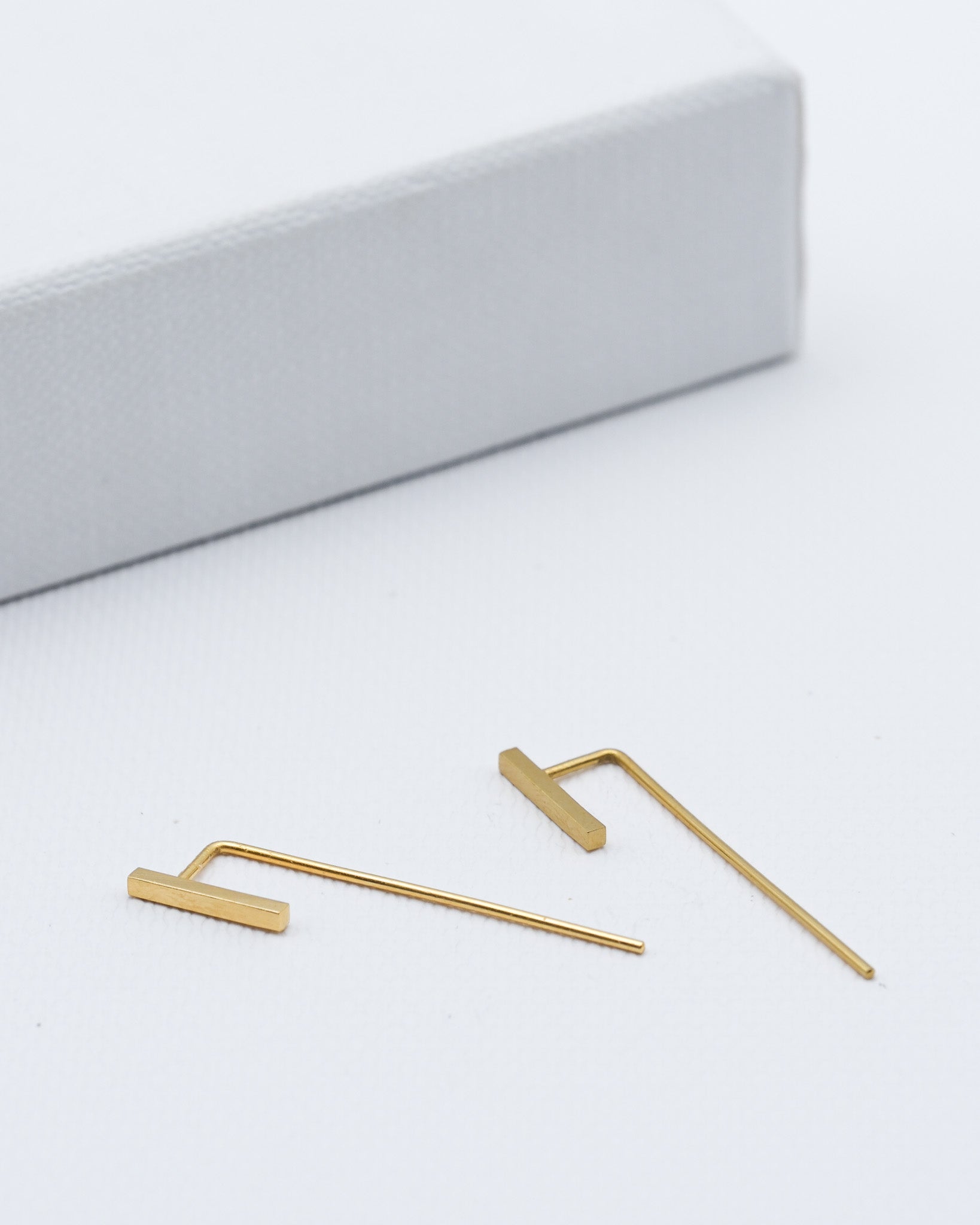 minimalistické pozlacené visaci geometrické nausnice