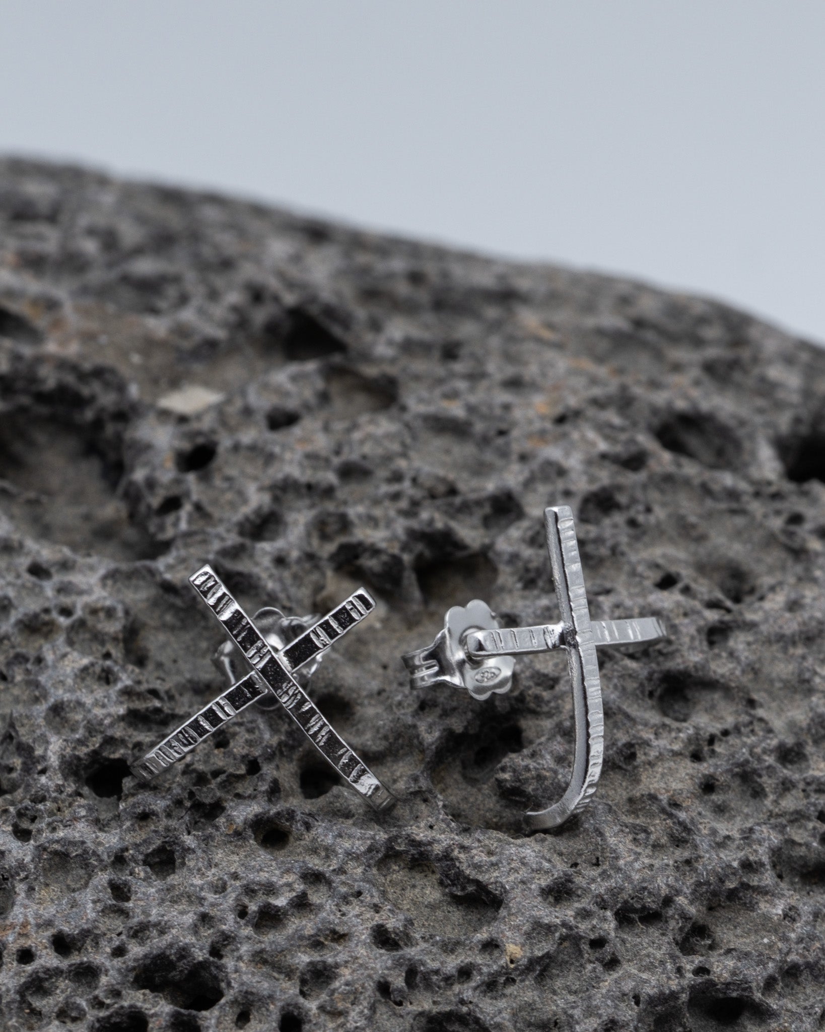 stříbrné náušnice X křížek