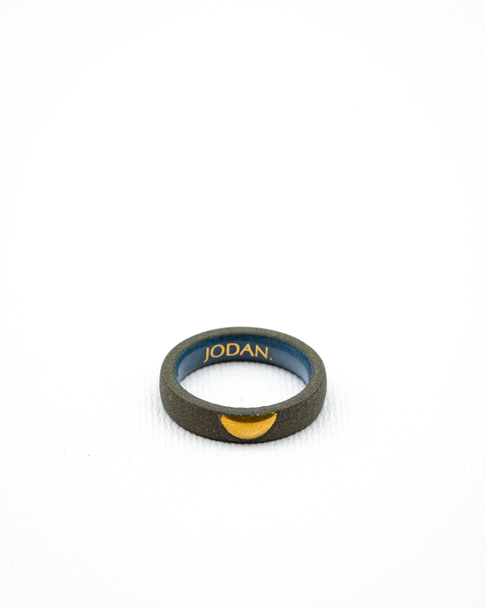 tmavy doplnek outfitu