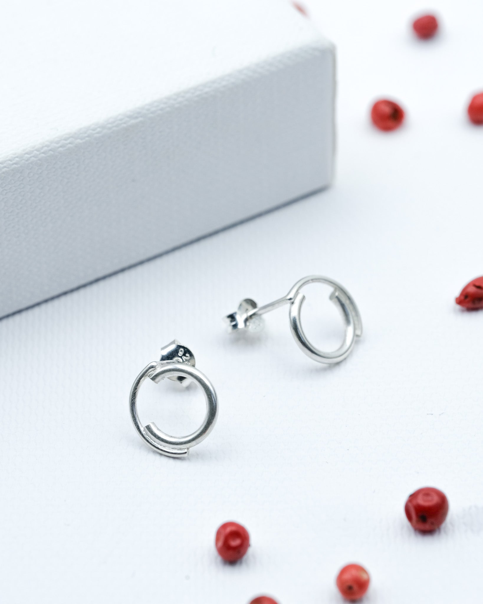 stříbrné náušnice kruhy designer