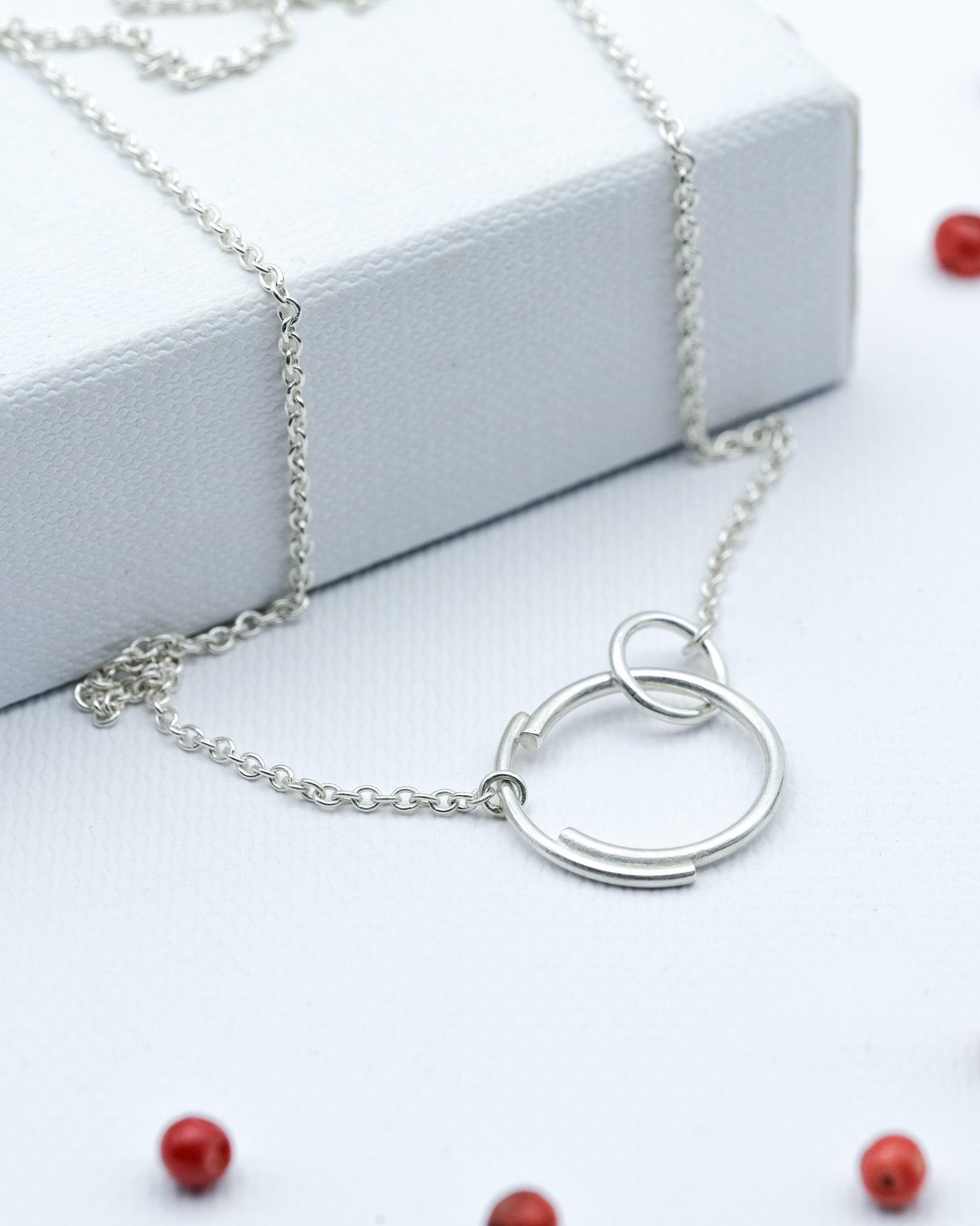 stříbrný náhrdelník designer