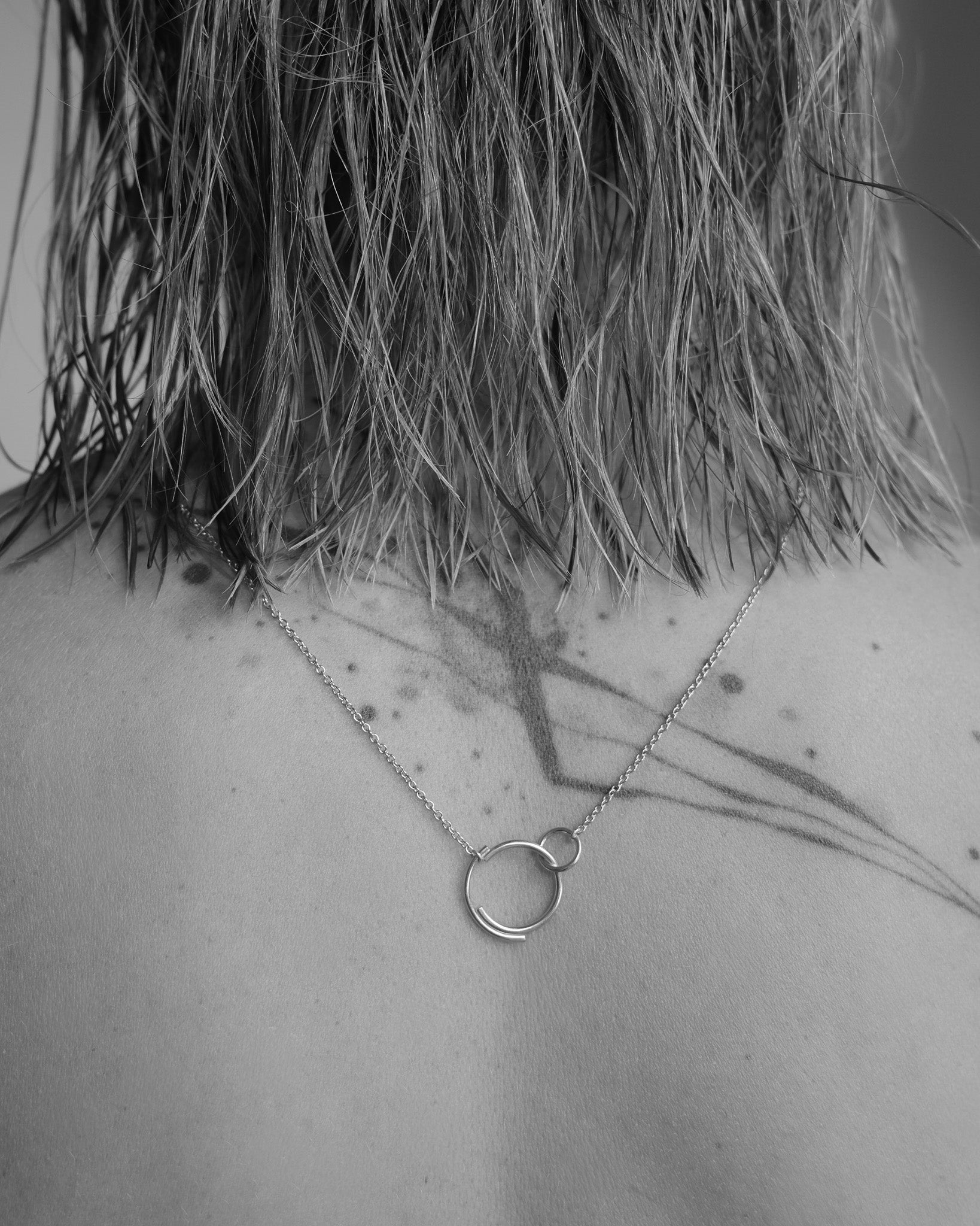 stribrny privesek designer navrhar kruh