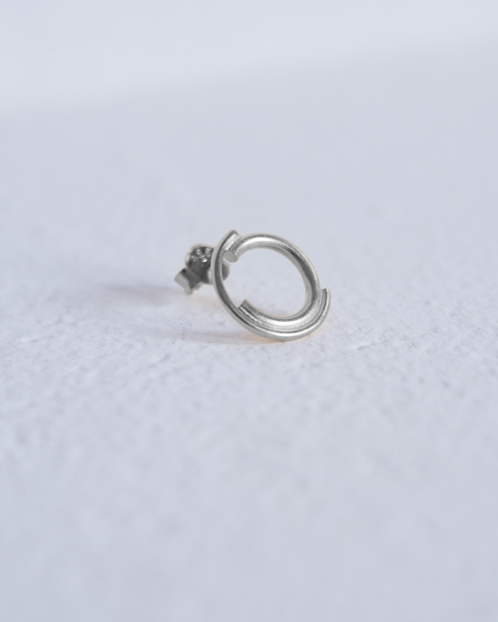 stříbrné náušnice krouzky návrhář