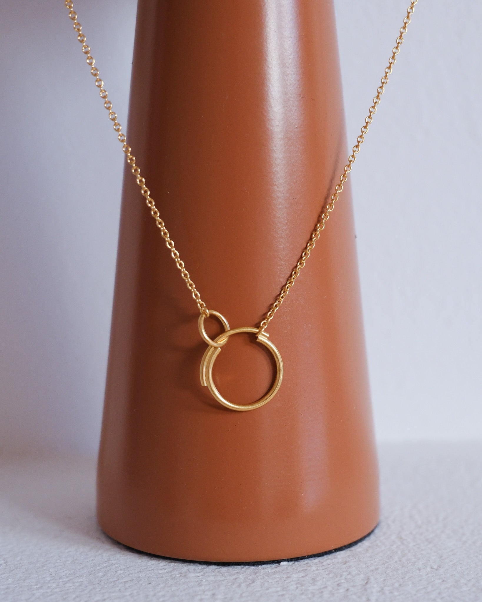 nahrdlenik pozlaceny designer kruhy 