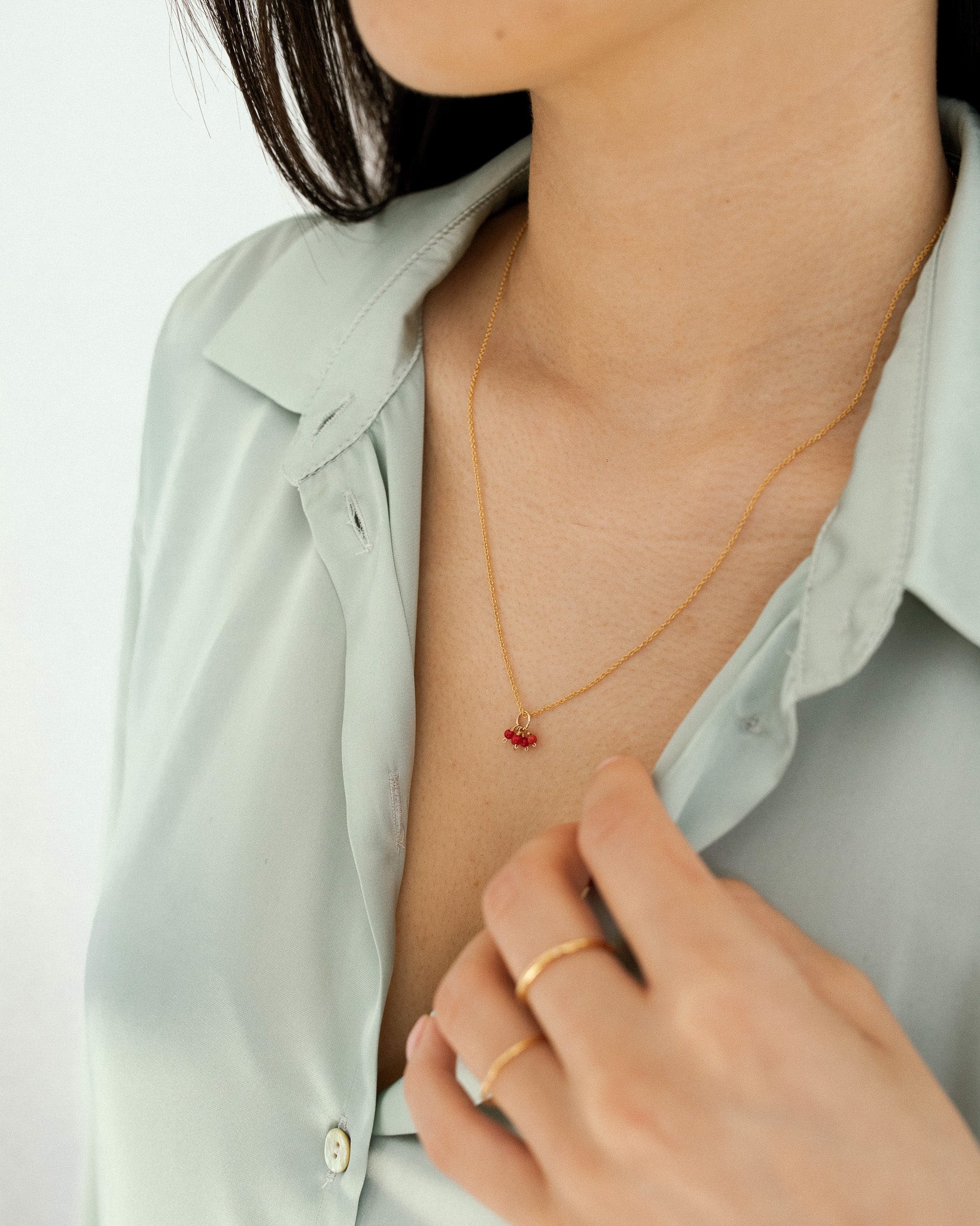 zlaty nahrdelnik s priveskem cerveny