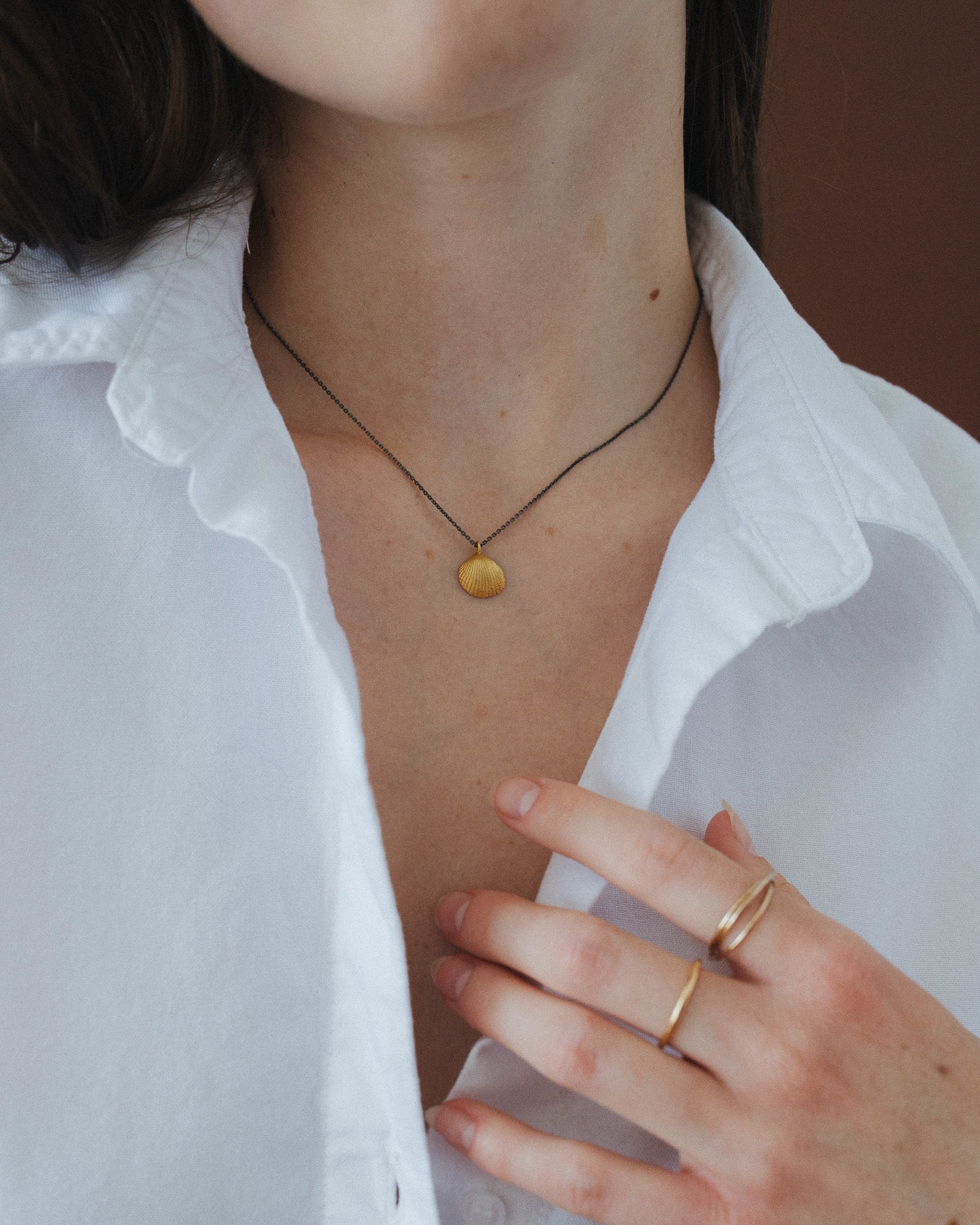 cerny retizek se zlatym priveskem